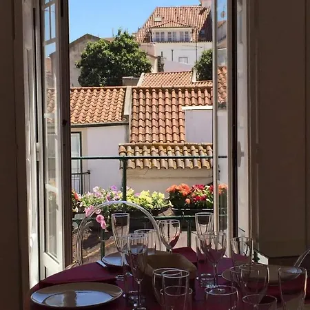 Alfama Delight Panoramic River And Historic Views 3 Bedrooms And 2 Bathrooms Ac 18th Century Building ליסבון