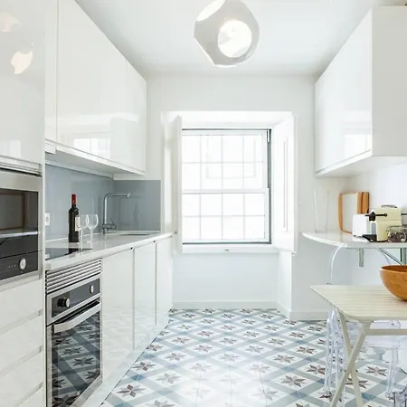 Alfama Delight Panoramic River And Historic Views 3 Bedrooms And 2 Bathrooms Ac 18th Century Building ליסבון